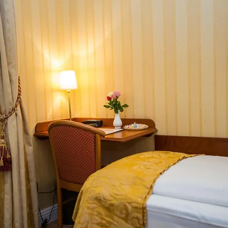Pension Opera Suites I Self Check In I Ac In All Rooms-3