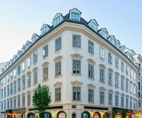 5 star hotel: The Leo Grand