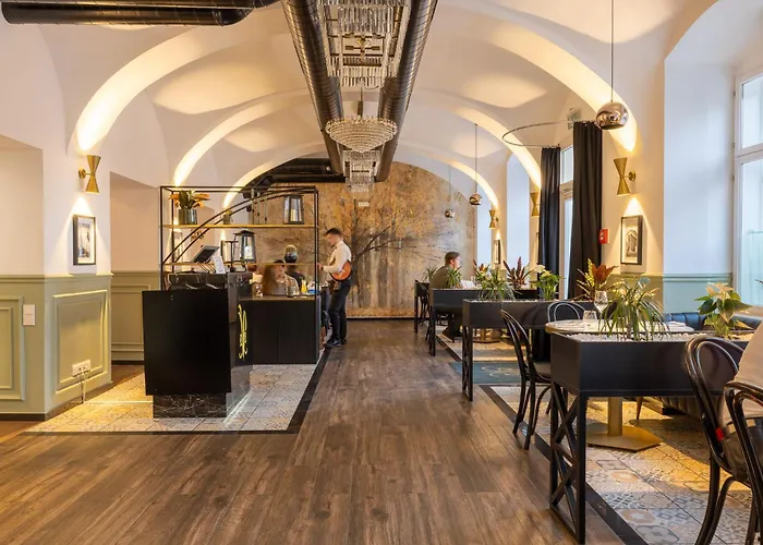 Parklane Boutique - Newly Renovated